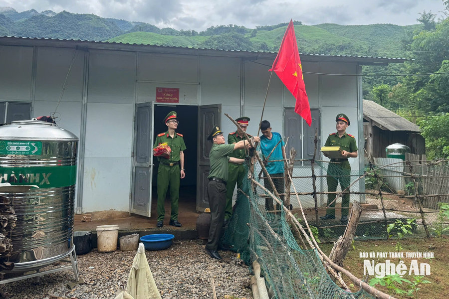 Thêm sắc cờ, thêm niềm vui đón Quốc khánh nơi vùng biên
