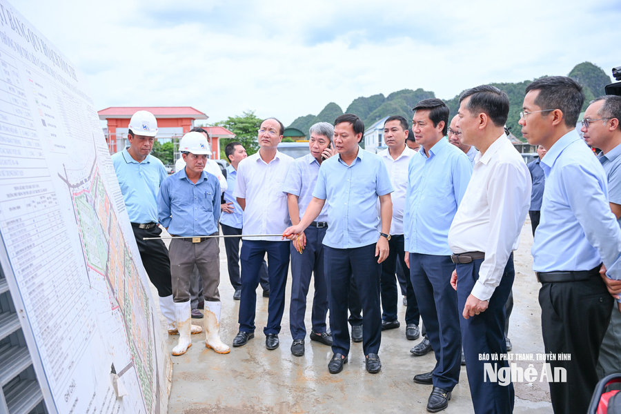 Thứ trưởng Bộ Xây dựng kiểm tra tiến độ xây dựng trường phổ thông nội trú liên cấp tại Nghệ An