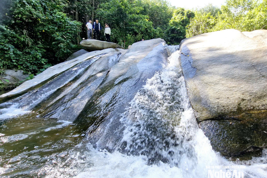 Ngắm dòng nước trong xanh dài 14 km giữa đại ngàn Châu Lộc