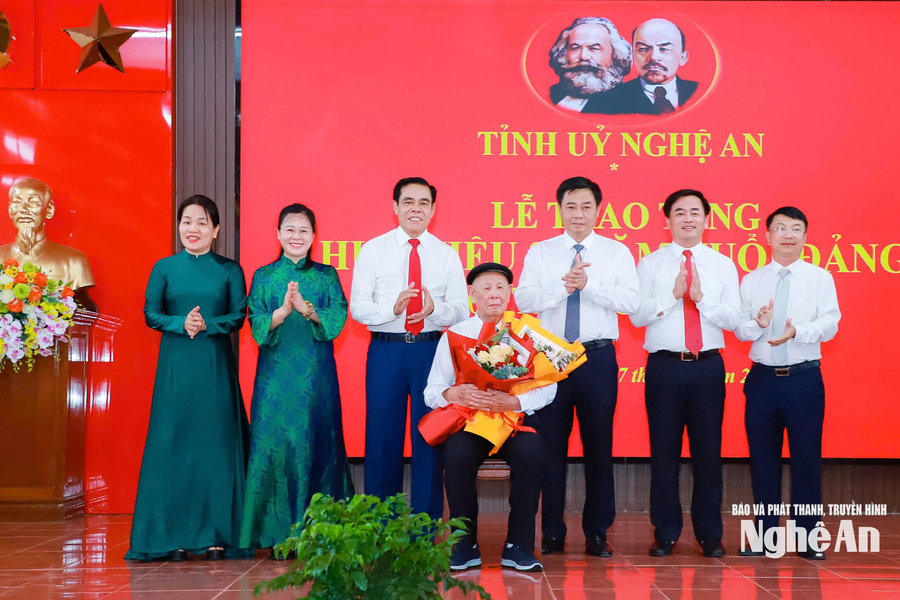 Chủ tịch UBND tỉnh Nghệ An trao Huy hiệu 80 năm tuổi Đảng đến cán bộ tiền khởi nghĩa 99 tuổi