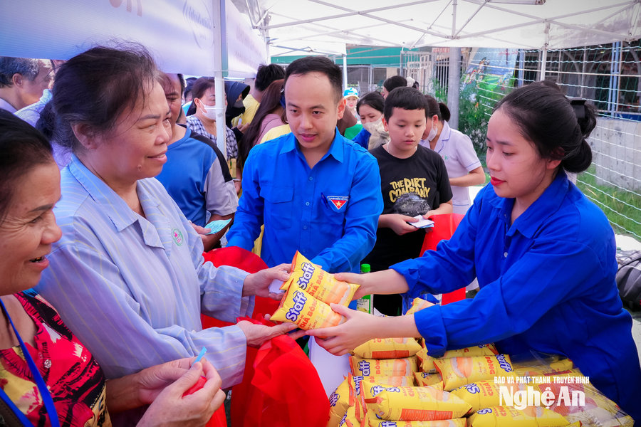 Bệnh viện Hữu nghị Đa khoa Nghệ An ‘gửi trao yêu thương’ đến hơn 1.000 người bệnh có hoàn cảnh khó khăn