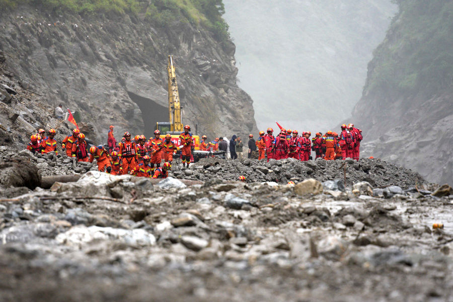 Khoan hầm cứu hộ nạn nhân lũ quét tại Nepal, Trung Quốc khi số người mất tích vượt mốc 3.000