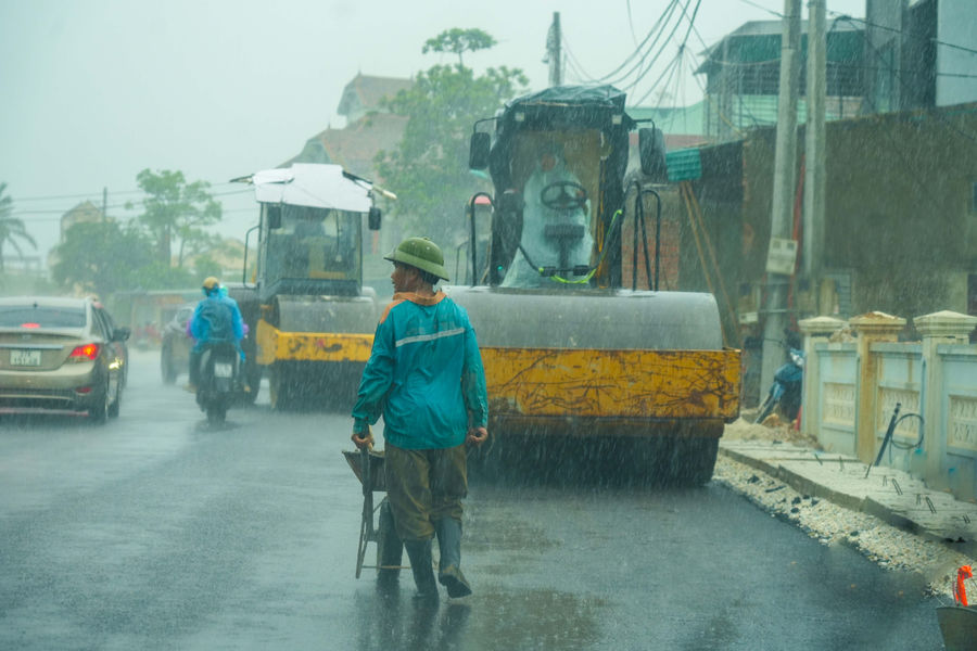 Công nhân đội mưa, bám công trường trong những ngày lễ
