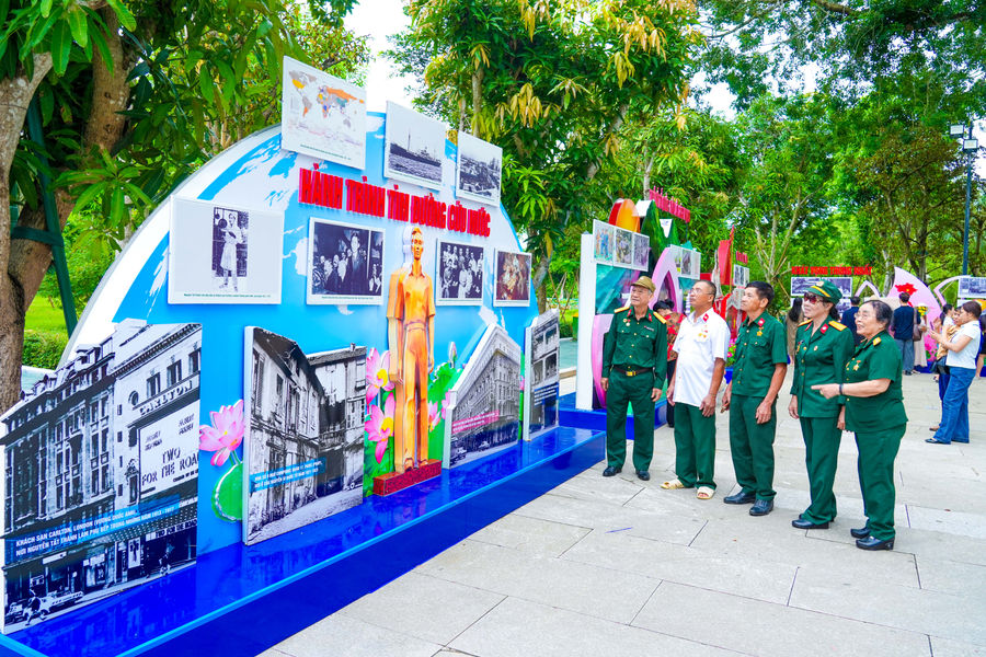 Người dân hào hứng khám phá không gian trưng bày ở Làng Sen