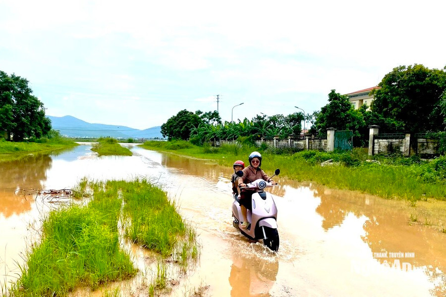 Nhiều tuyến đường liên xã xuống cấp, biến thành 'ao' sau mưa