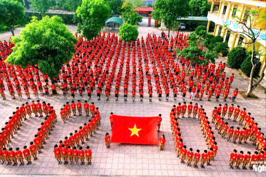 Hàng nghìn học sinh Nghệ An đồng diễn, xếp hình mừng Quốc khánh 2/9