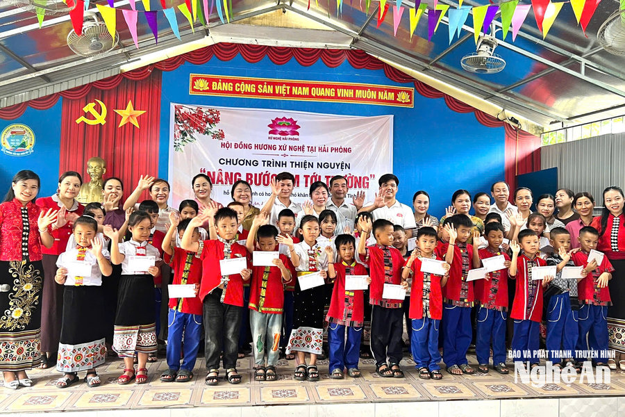 Hội đồng hương xứ Nghệ tại Hải Phòng trao gần 100 triệu đồng cho học sinh nghèo