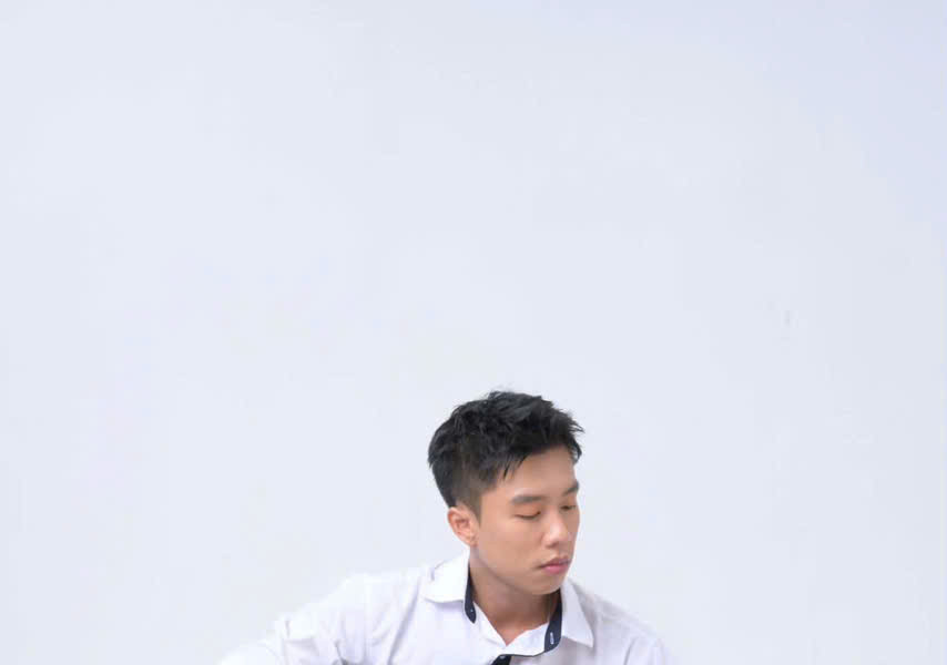 Diễn viên Long Vũ tái hiện thanh xuân học trò và trải nghiệm đóng phim cùng nghệ sĩ Vân Dung