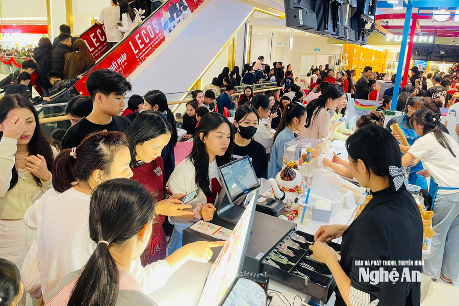 Không khí nhộn nhịp tại các điểm mua sắm, vui chơi dịp nghỉ lễ Quốc khánh 2/9 ở Nghệ An