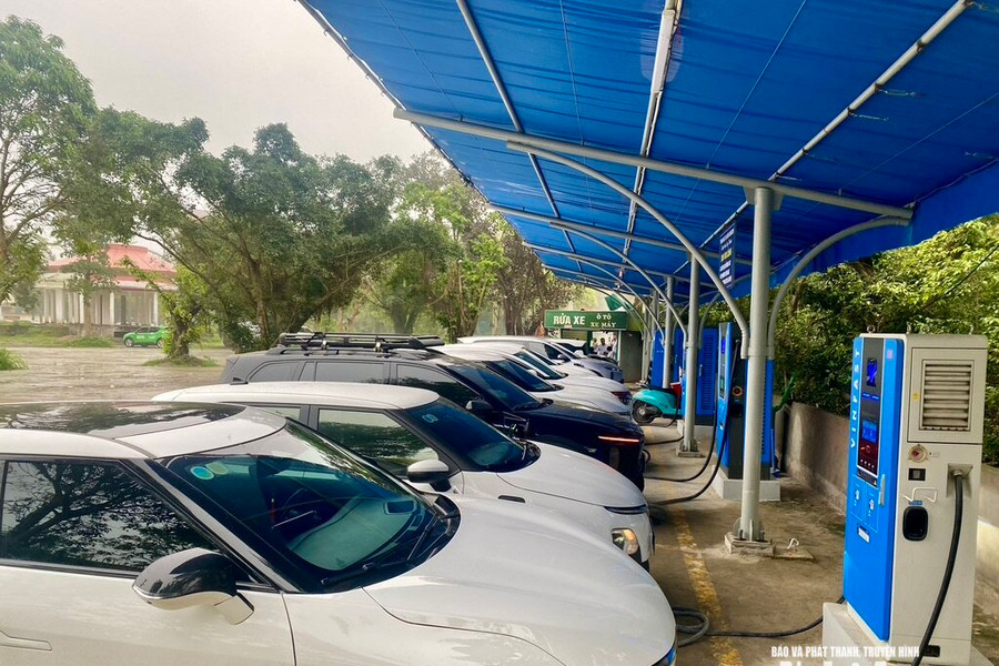Nghệ An: Trạm sạc ô tô điện kín chỗ dịp lễ 2/9