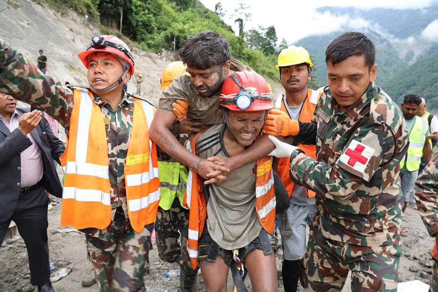 Giải cứu 2 công nhân kẹt trong đường hầm 10 ngày - kỳ tích sau lũ quét ở Nepal