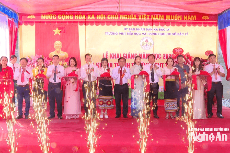 Không khí khai giảng ở các trường học trên địa bàn Nghệ An