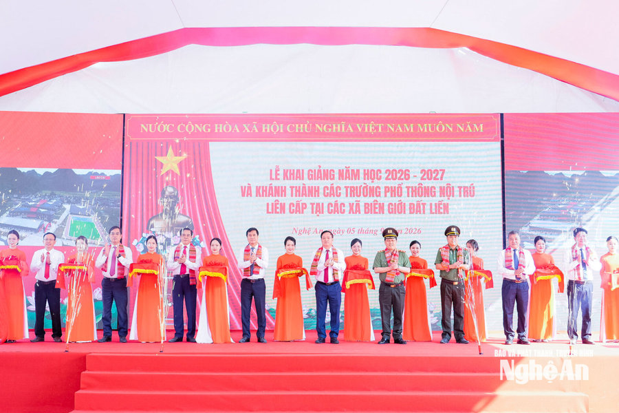 Bí thư Tỉnh uỷ dự Lễ khai giảng năm học mới và khánh thành Trường phổ thông nội trú Tiểu học và THCS xã Anh Sơn