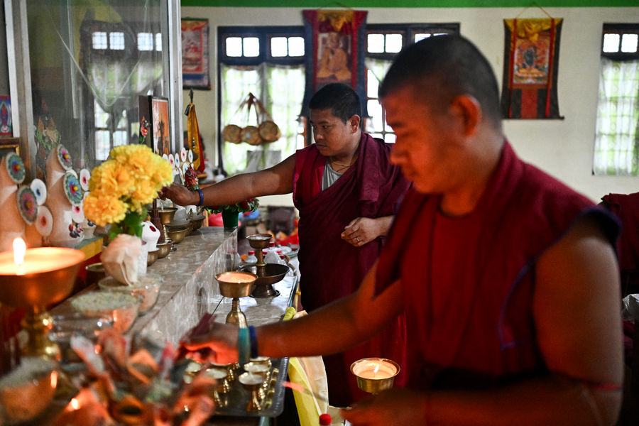 Nepal quốc tang, các gia đình cầu nguyện cho người mất tích còn sống