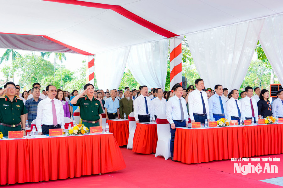 Lễ dâng hoa, dâng hương tưởng niệm 84 năm Ngày Tổng Bí thư Lê Hồng Phong hy sinh