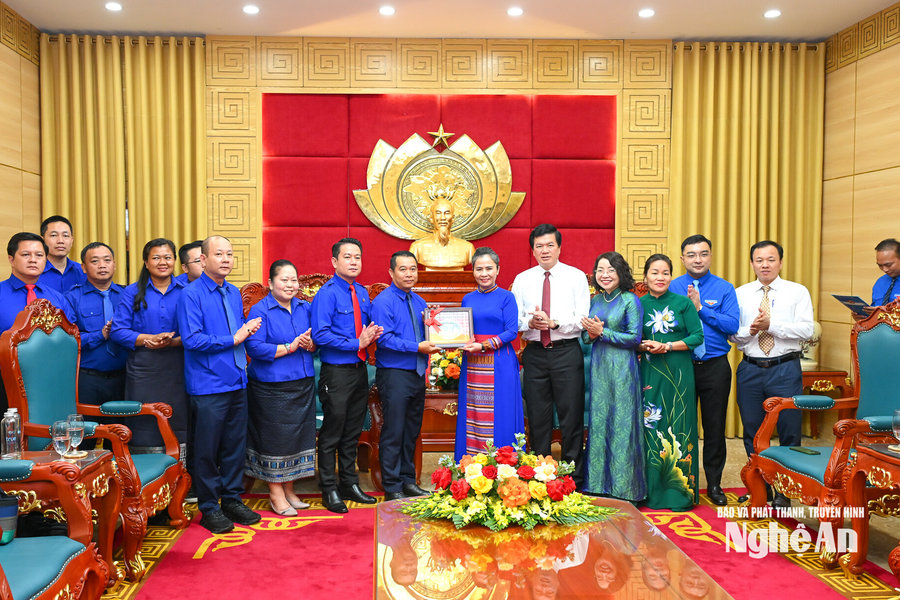 Phó Bí thư Tỉnh ủy Võ Thị Minh Sinh tiếp Đoàn đại biểu Thanh niên Thủ đô Viêng Chăn