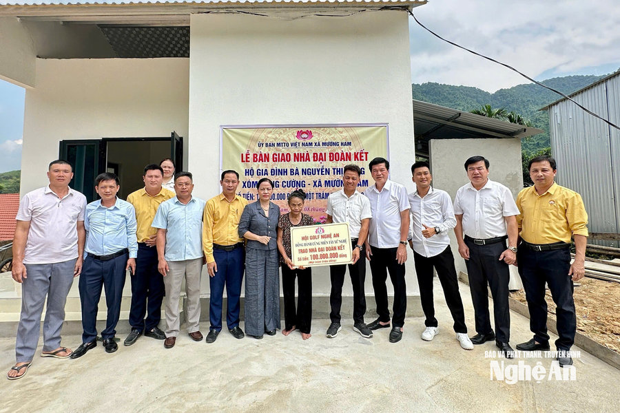 Bàn giao nhà cho 2 hộ nghèo bị thiệt hại do giông lốc tại xã Mường Ham