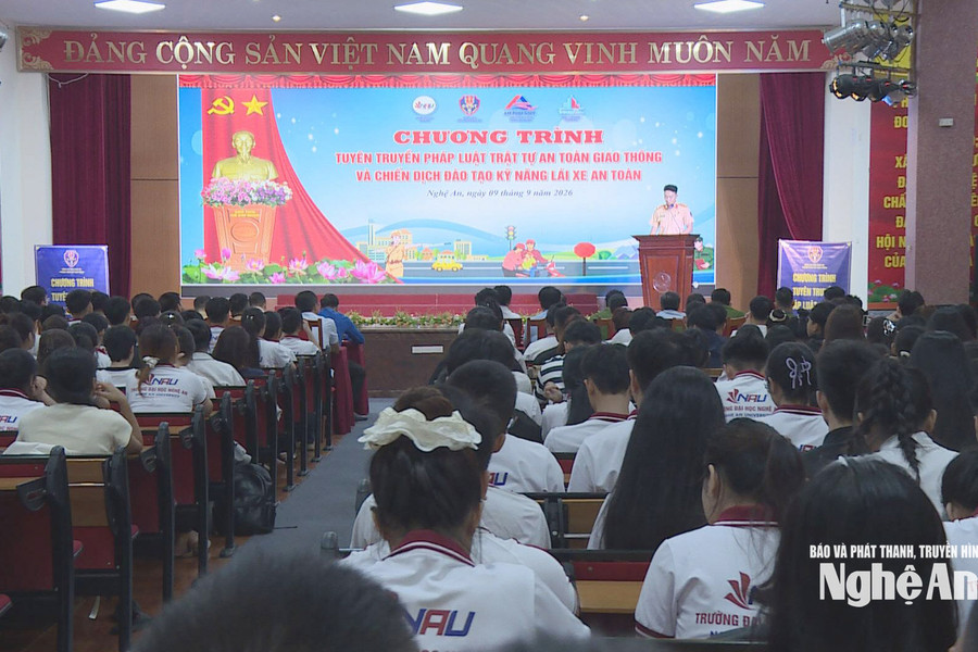 Tuyên truyền pháp luật về trật tự an toàn giao thông và đào tạo kỹ năng lái xe an toàn cho sinh viên