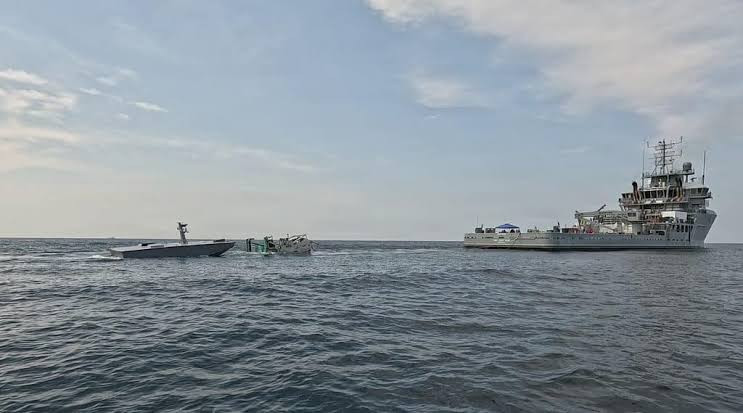 Hải quân Mỹ thử nghiệm hệ thống tiếp nhiên liệu tự động trên biển cho xuồng không người lái