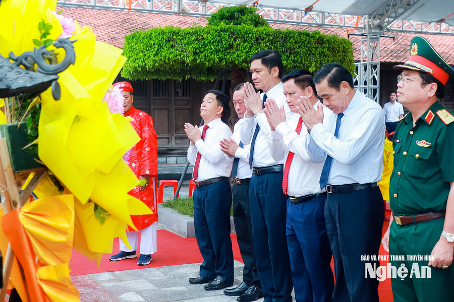 Lãnh đạo tỉnh Nghệ An dâng hoa, dâng hương tưởng niệm Hoàng đế Quang Trung