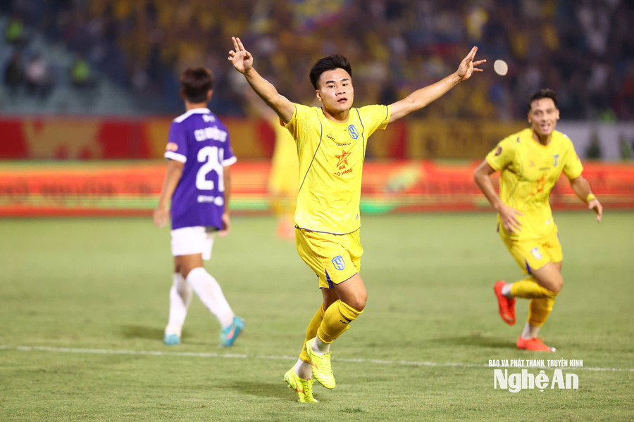 Sông Lam Nghệ An tạo “địa chấn” trước Hà Nội FC ngay tại sân Hàng Đẫy