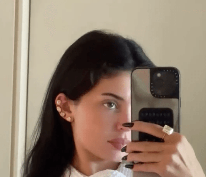 Người mẫu Kylie Jenner gây choáng khi đeo bộ trang sức kim cương vàng trị giá 1 triệu USD