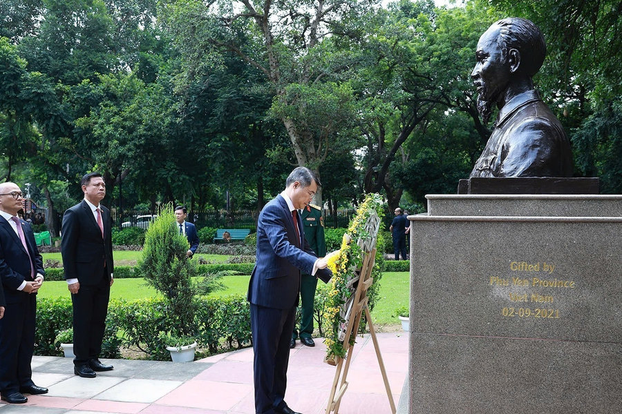 Thủ tướng Lê Minh Hưng dâng hoa tại tượng Bác Hồ ở New Delhi