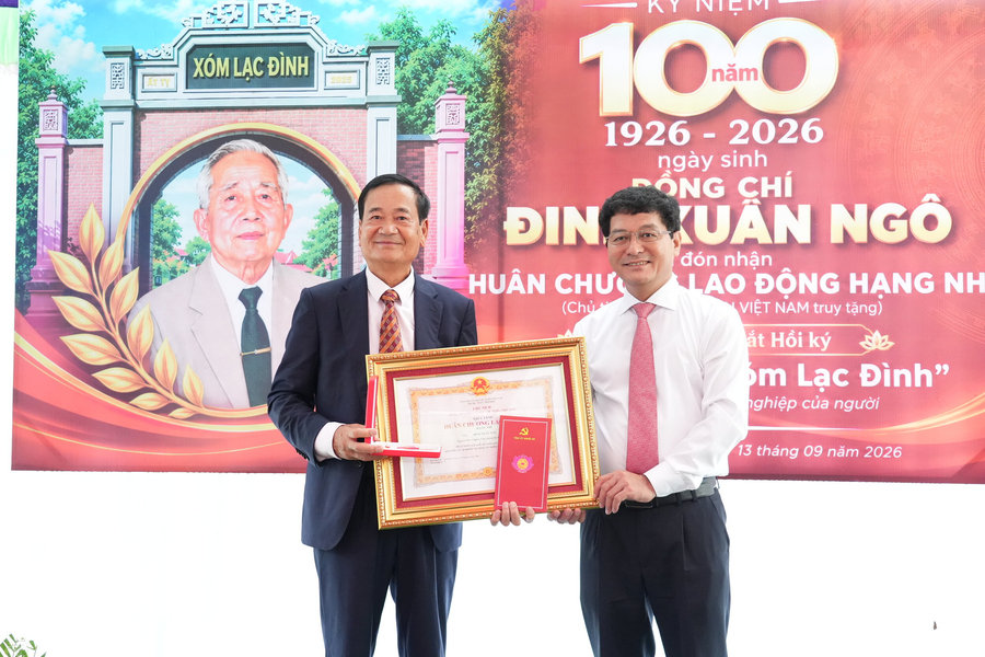 Đồng chí Phạm Trọng Hoàng trao Huân chương Lao động hạng Nhì cho gia đình ông Đinh Xuân Ngô - nguyên Phó Chánh Văn phòng Tỉnh ủy Nghệ An