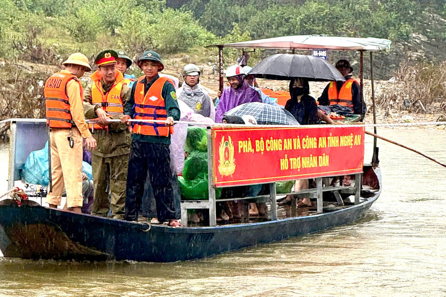 Công an Nghệ An kịp thời hỗ trợ phà phục vụ nhân dân xã Yên Hòa bị nước lũ chia cắt