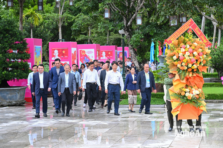 Đoàn đại biểu Viện Khoa học Lào, Campuchia và Việt Nam dâng hương tưởng niệm Chủ tịch Hồ Chí Minh