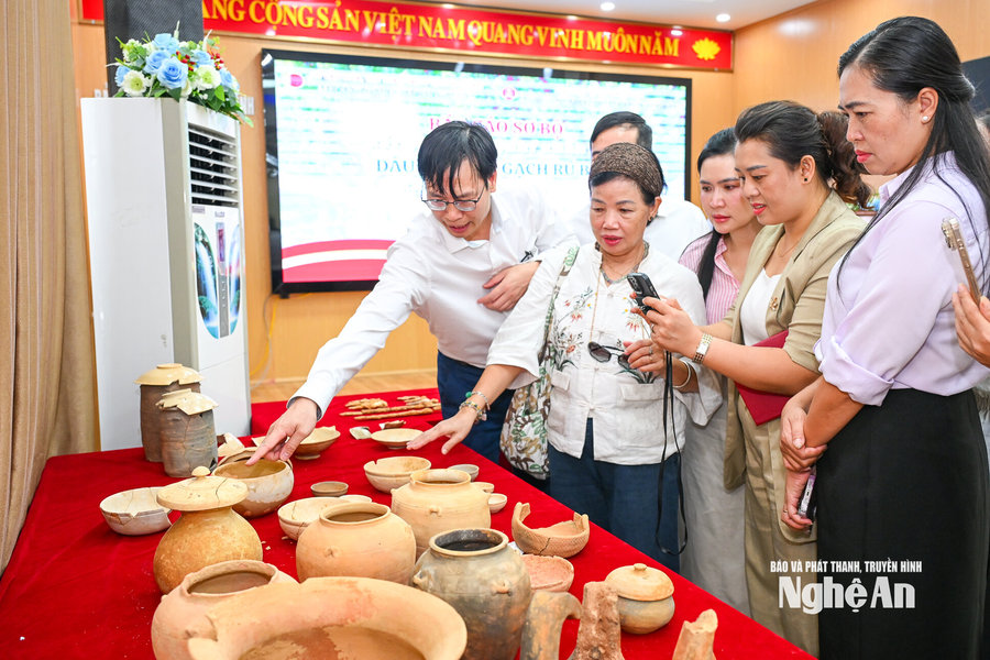 Nhiều hiện vật quý được khai quật từ mộ cổ rú Bụt, xã Kim Liên