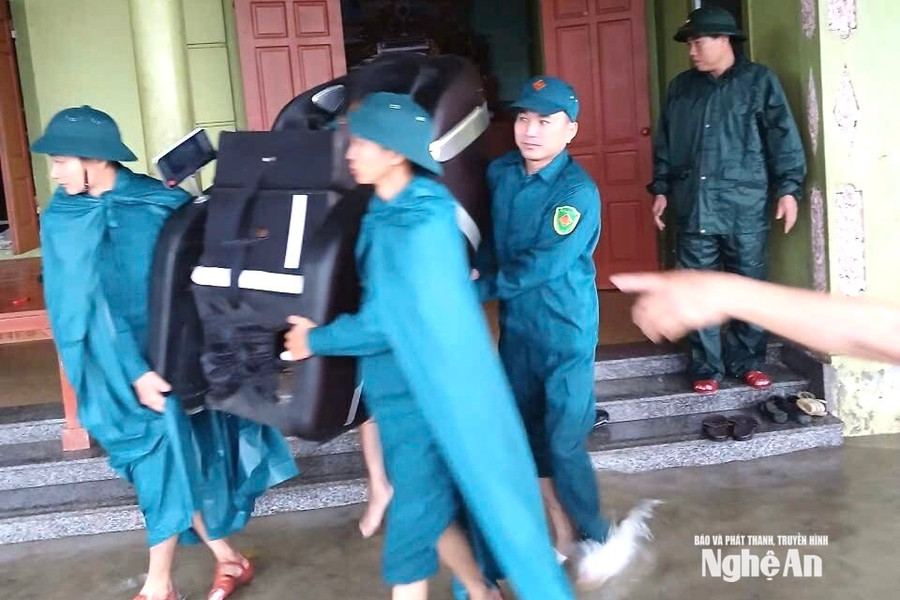 Huy động lực lượng hỗ trợ người dân vùng ngập lụt tại các xã Quỳnh Lưu, Quỳnh Văn