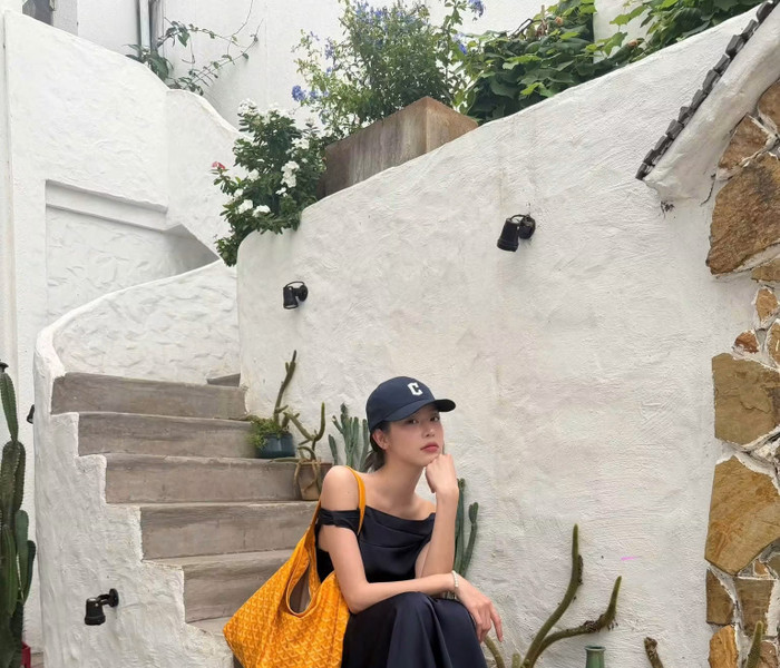 Hoa hậu Thanh Thủy diện váy lệch vai khoe nét quyến rũ ở loạt khoảnh khắc đời thường mới