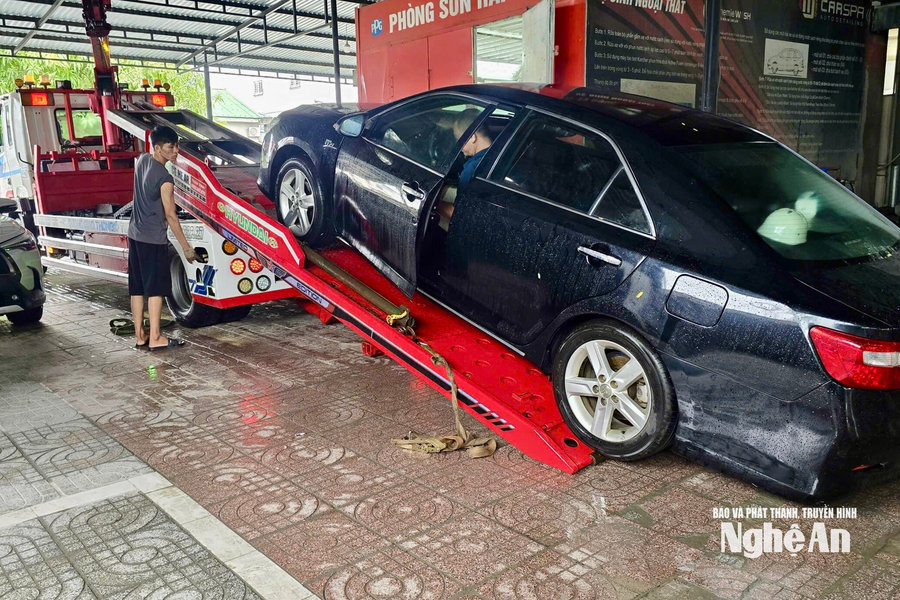 Gara ô tô quá tải sau trận ngập lớn ở Nghệ An