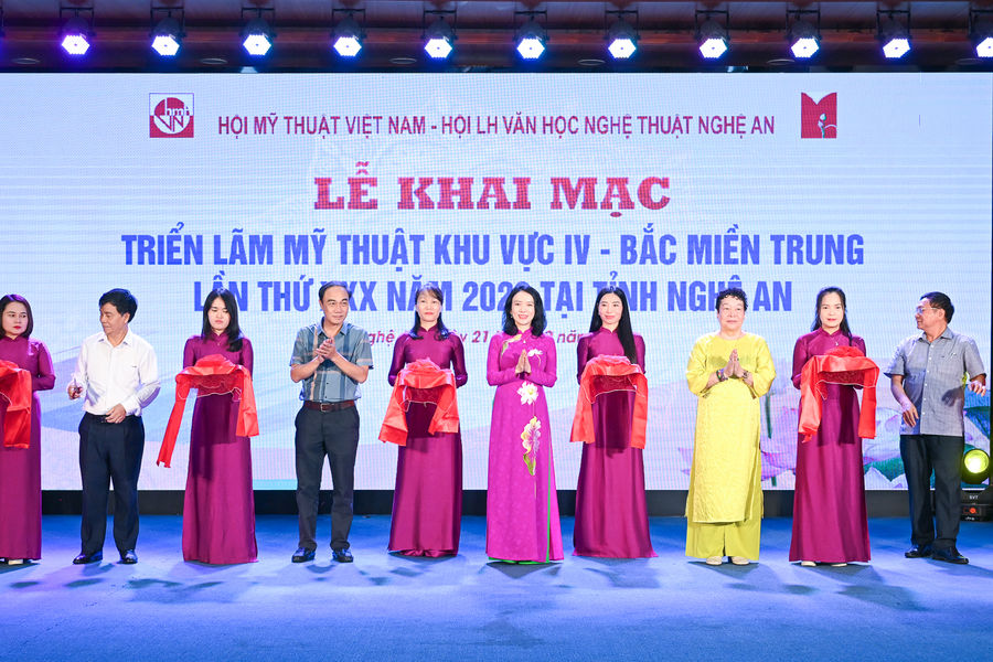 Nghe An Hosts 30th North Central Region Fine Arts Exhibition