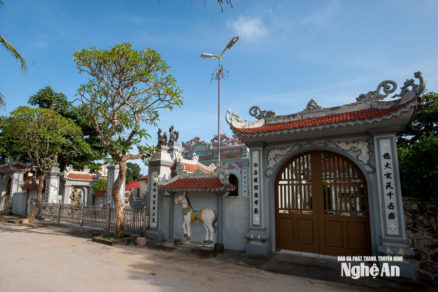 Cần sớm xây kè bảo vệ Đền Vạn Lộc