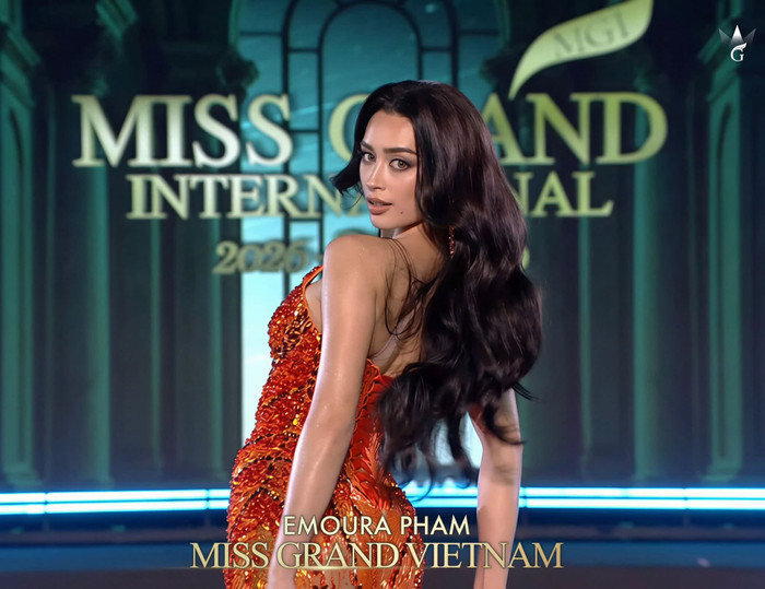 Người đẹp Emoura Phạm xử lý sự cố rớt vương miện tinh tế ở Miss Grand International 2026