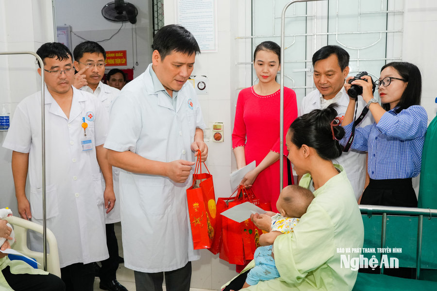 Phó Bí thư Tỉnh ủy Nguyễn Thanh Bình tặng quà bệnh nhi nhân dịp Tết Trung thu