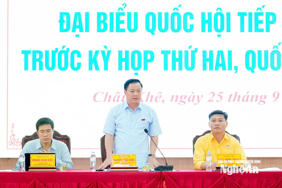 Provincial Party Secretary Nguyen Khac Than Meets Voters in Chau Khe