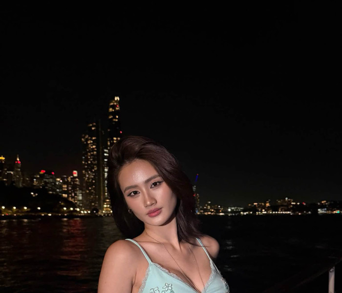 Hoa hậu Ý Nhi gây ấn tượng với phong cách trưởng thành tại Úc trước thềm về nước vào tháng 11