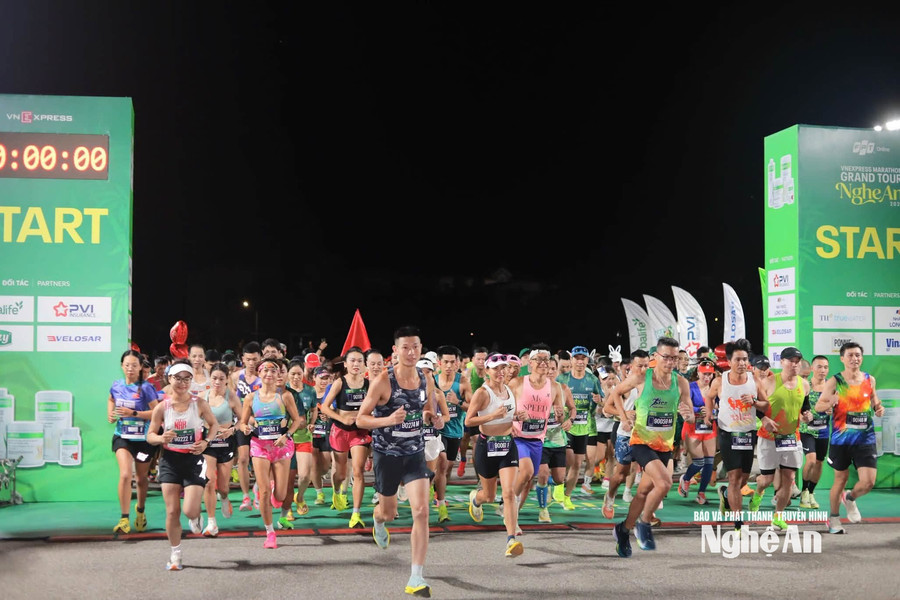 Hơn 7.000 vận động viên chinh phục đường chạy VnExpress Marathon tại Nghệ An