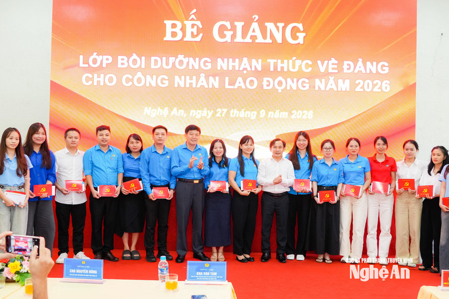 Bế giảng Lớp bồi dưỡng nhận thức về Đảng cho công nhân lao động tại Nghệ An