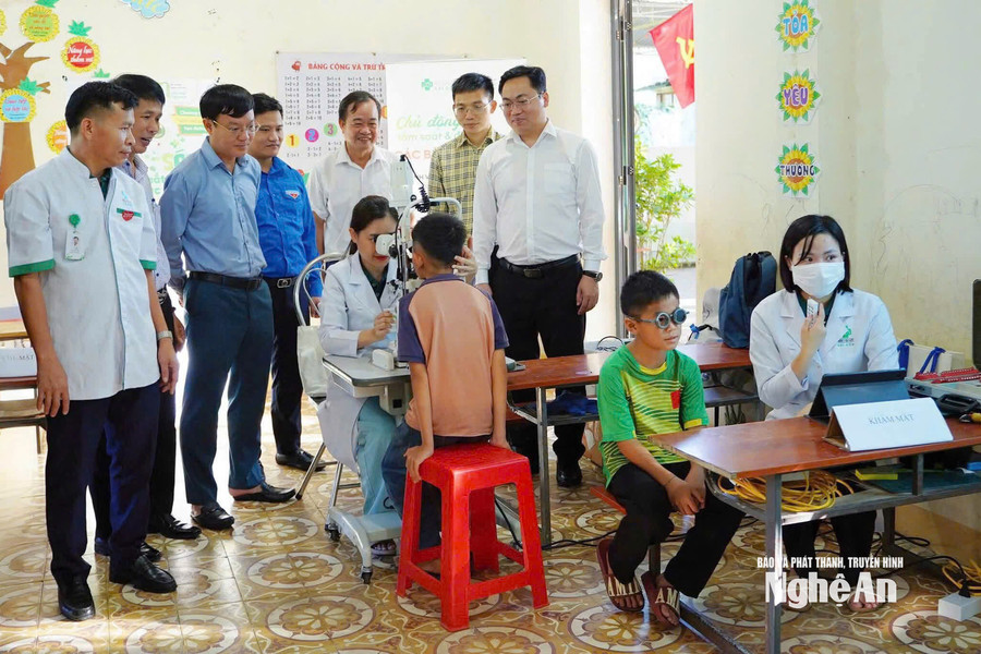 Nghệ An: Khám, tư vấn sức khỏe cho gần 230 học sinh bản Mà trong Ngày hội Thầy thuốc trẻ