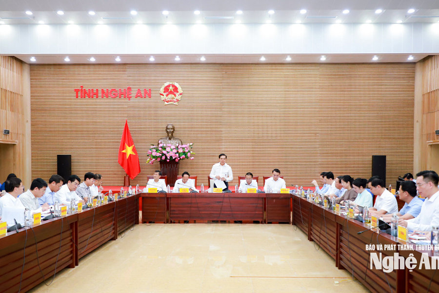 Xem xét phương án quy định khung số lượng, tên gọi các phòng chuyên môn và số lượng Phó Chủ tịch UBND cấp xã
