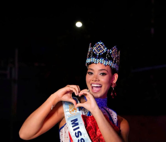 Đương kim Miss World 2026 Joheirry Mola rạng rỡ về nước sau hành trình đăng quang tại Việt Nam