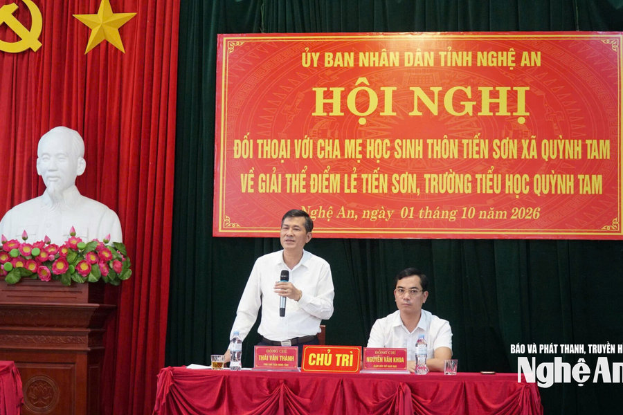 Đối thoại về nhập điểm trường lẻ thôn Tiến Sơn, Phó Chủ tịch UBND tỉnh Thái Văn Thành khẳng định: Học sinh sẽ được hỗ trợ đưa đón và chi phí bán trú