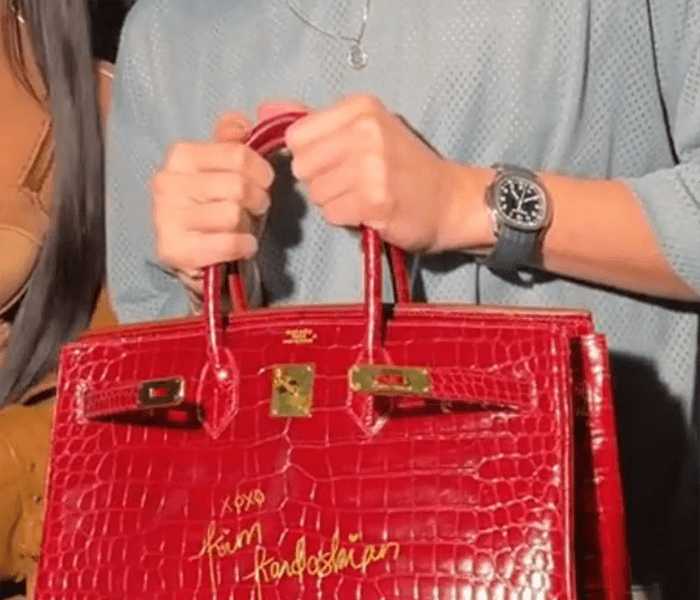 Kim Kardashian ký tặng fan lên túi Hermès Birkin da cá sấu trị giá 45.000 USD tại Thượng Hải