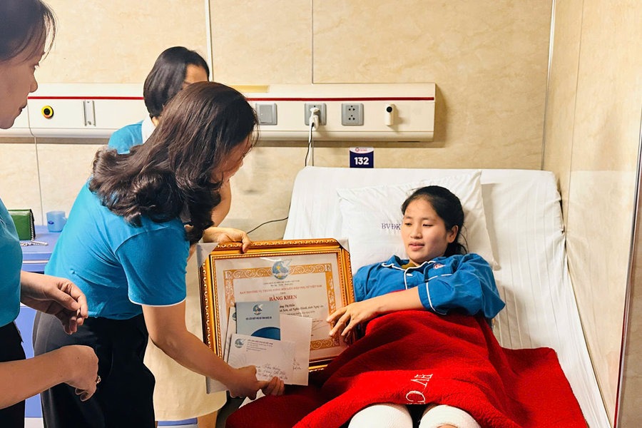 Trao Bằng khen của Trung ương Hội Liên hiệp Phụ nữ Việt Nam cho cô giáo dũng cảm cứu học sinh