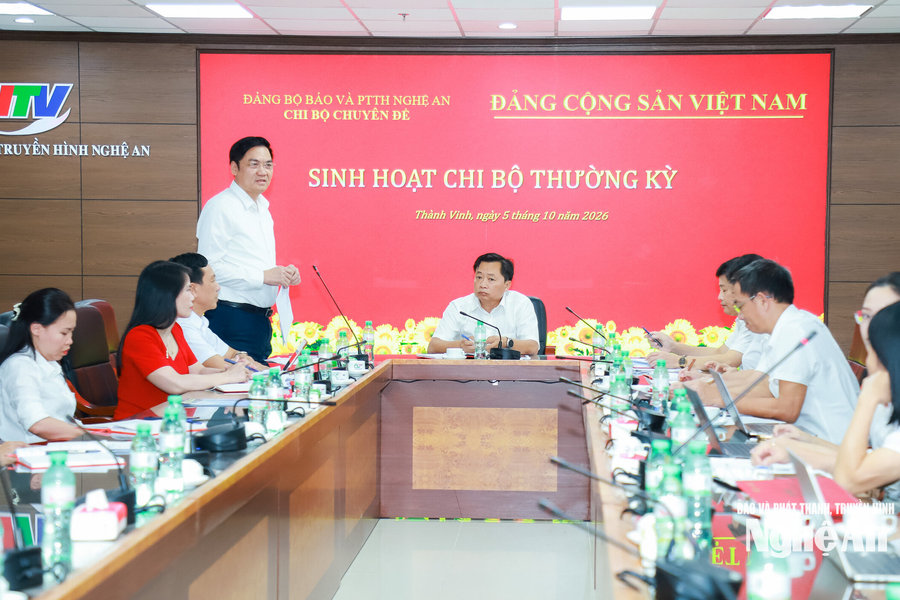 Phó Bí thư Thường trực Tỉnh ủy Hoàng Nghĩa Hiếu dự sinh hoạt chi bộ tại Đảng bộ Báo và phát thanh, truyền hình Nghệ An