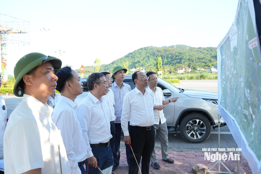 Phó Chủ tịch Thường trực UBND tỉnh Bùi Thanh An kiểm tra thực địa các dự án giao thông tại Khu kinh tế Đông Nam